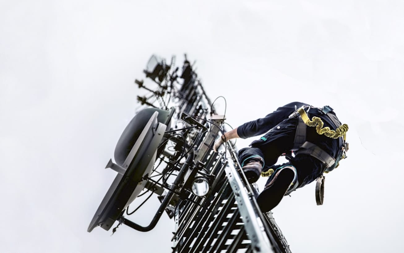 Técnico de Mexline trabajando en una torre de telecomunicaciones